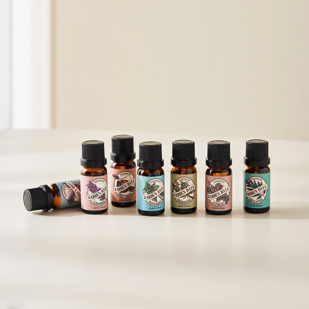 화이트 배경 위에 가든데이즈 천연 100% 에센셜오일 병들이 일렬로 놓여 있는 제품 메인 사진