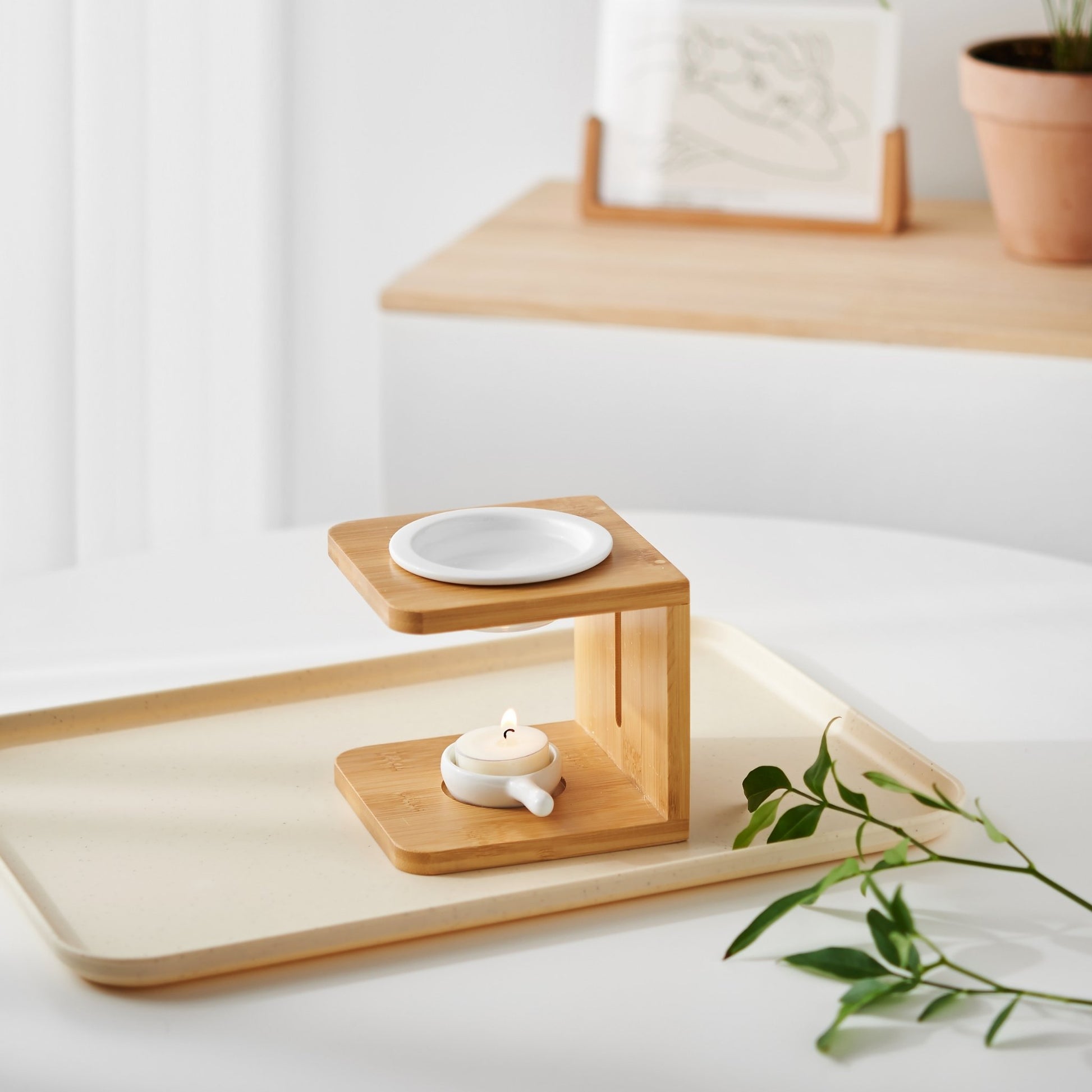 테이블 위 우드 오일버너와 티라이트 캔들이 있는 인테리어 연출 사진