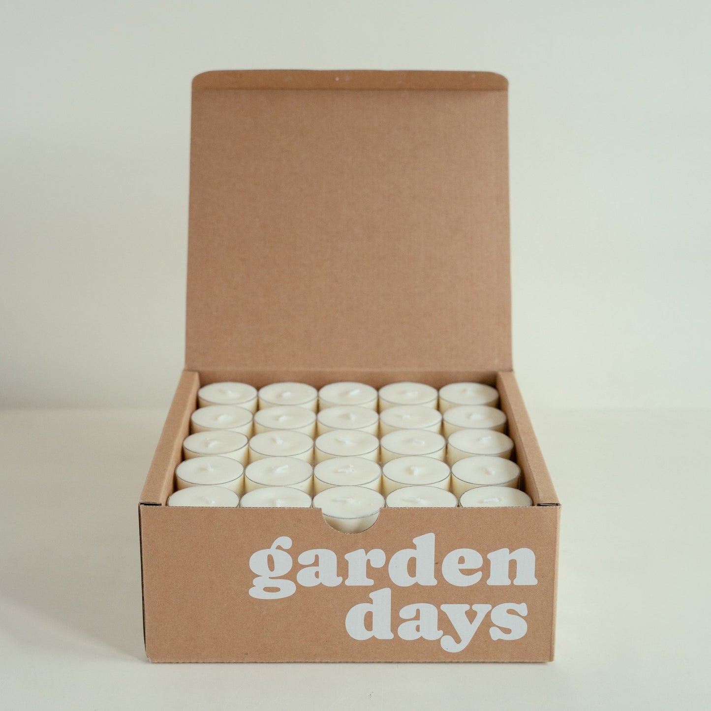 garden days 로고가 인쇄된 크라프트 박스 안에 소이 티라이트 캔들 100개가 담긴 제품 메인 사진