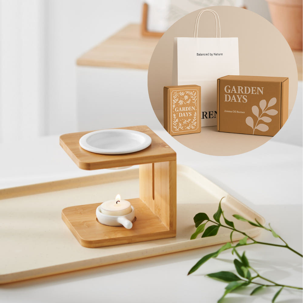 트레이 위에 우드 내추럴 오일버너와 티라이트 캔들이 놓여 있고, 상단 원형 인셋 이미지에는 쇼핑백과 오일버너 박스, 에센셜오일·소이캔들·성냥이 포함된 가든데이즈 내추럴 오일버너 선물세트 패키지가 함께 보이는 사진