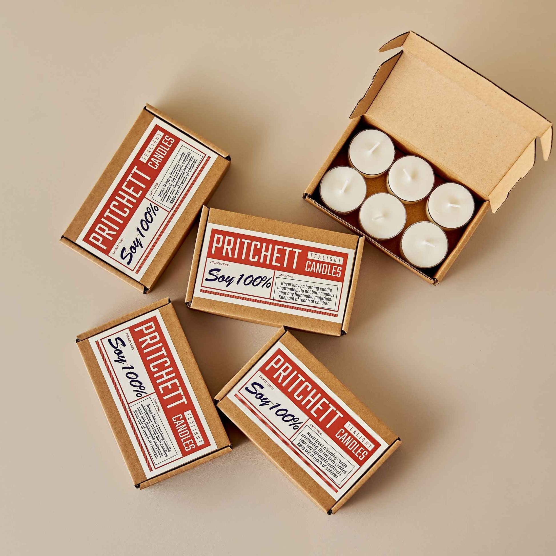 베이지 배경 위에 여러 개 흩어 놓은 소이 티라이트 캔들 6개입 작은 상자들과 한 상자를 열어 보여준 제품 사진