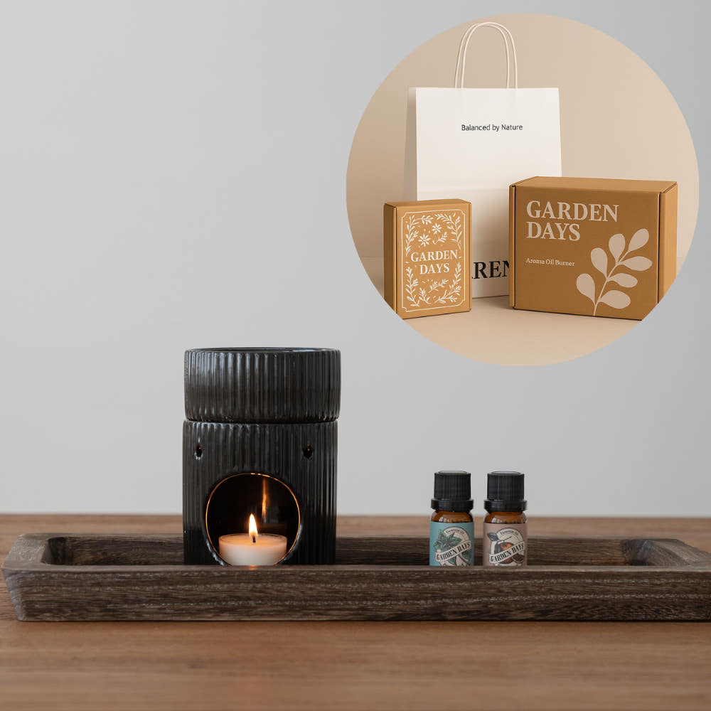 우드 트레이 위에서 티라이트 캔들이 켜진 블랙 라운드 오일버너와 가든데이즈 에센셜오일 병 두 개가 놓여 있고, 상단 원형 set 이미지에는 라운드 오일버너 선물세트 구성품인 쇼핑백과 오일버너 박스, 에센셜오일·소이 티라이트 캔들·성냥이 포함된 패키지가 함께 보이는 선물세트 연출 사진